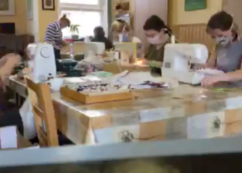 Komunitní centrum pro seniory se dalo do šití roušek