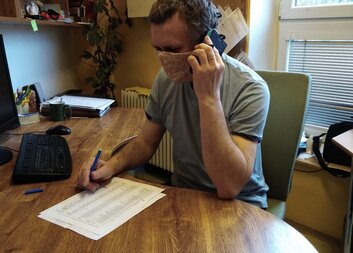 Zaměstnanci Charitního centra pro seniory zůstávají se svými klienty v kontaktu