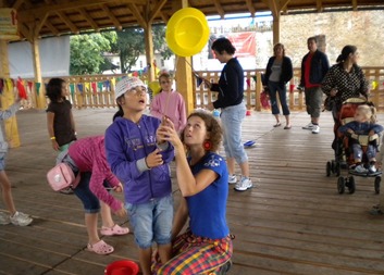 Léto v Charitním domě pro matky v tísni