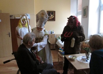 Mikuláš s čertem a andělem