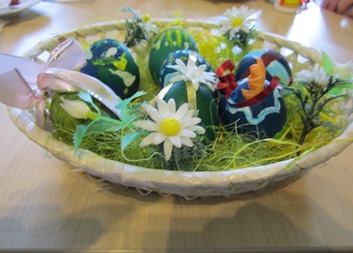 Barvení velikonočních vajíček a poslech hudby na přání