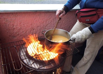 Týden ve znamení vůně ohně, špeku a smažených vajíček