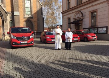 Požehnání nových aut pro Charitu Český Těšín