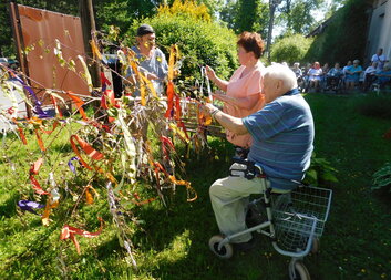 Kácení Májky v Charitním domě pro seniory