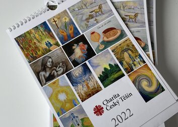 Klienti výtvarného klubu se podíleli na tvorbě Charitního kalendáře 2022