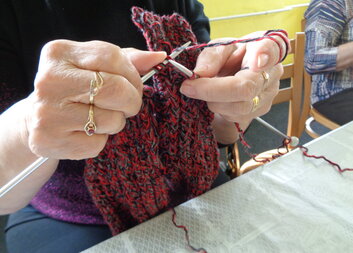 Seniorky ze Šumbarku se pustily do pletení ponožek