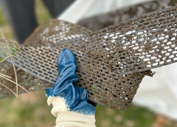 Klienti „Majáku“ vyčistili okolí potoka