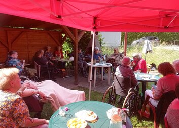 Tradiční (netradiční) smažení vaječiny v Charitním domě pokojného stáří