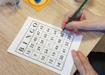 Společenské hry v Charitním centru pro seniory